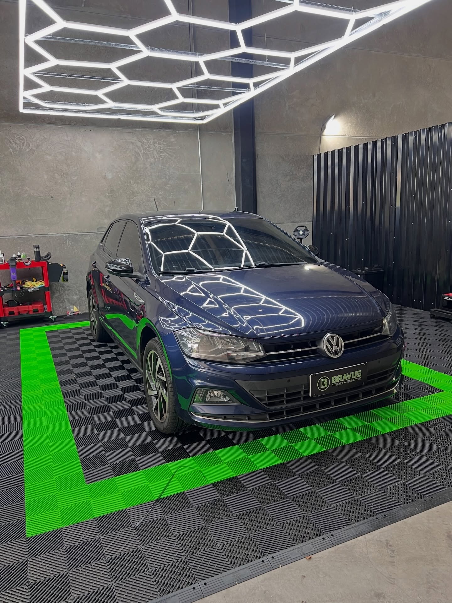 Estúdio Bravus - Volkswagen Polo no box com iluminação hexagonal